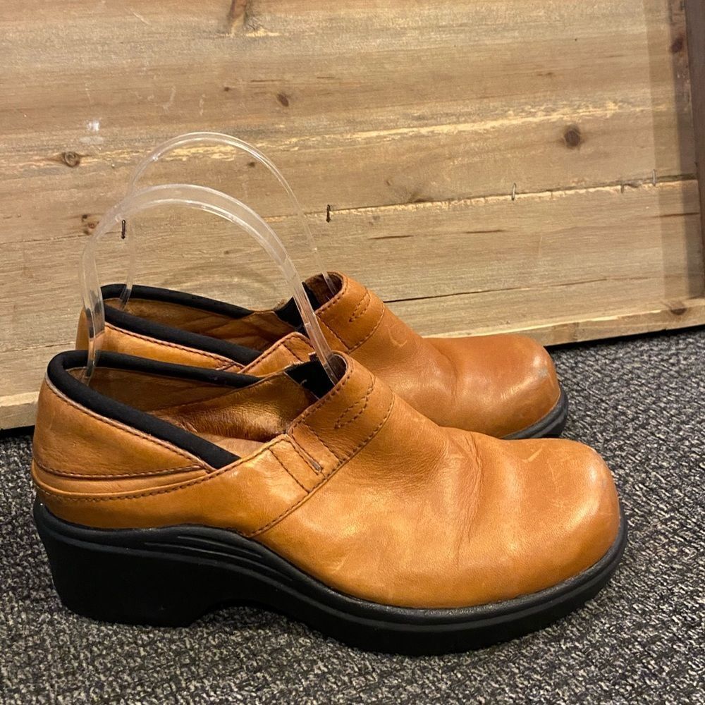 ✅Ariat tan leather slip on clogs